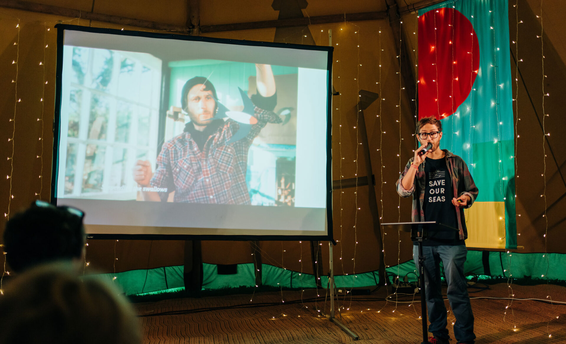 Ed Harrison presenting his artist story to an audience at Startup Summercamp.